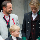 Kronprinsfamilien hilser barnetoget i Asker på Skaugum. Foto: Jon Olav Nesvold / NTB scanpix.